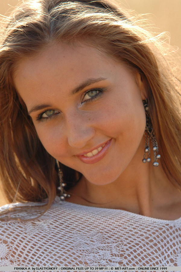 Franka Sexy Girl Posing Nude In The Fields-00