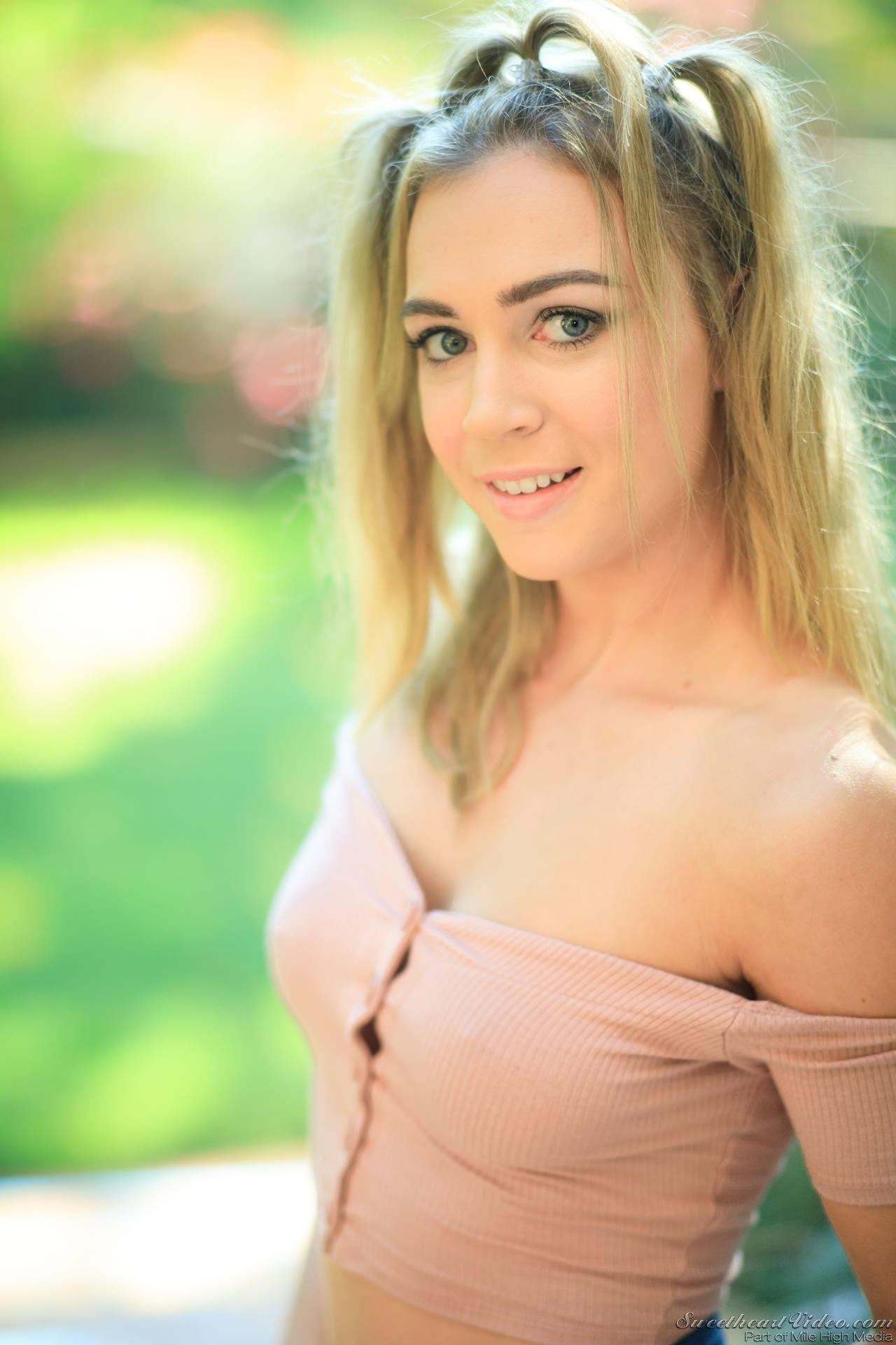 Zoey Taylor Enjoys The Good Weather Outdoors-00