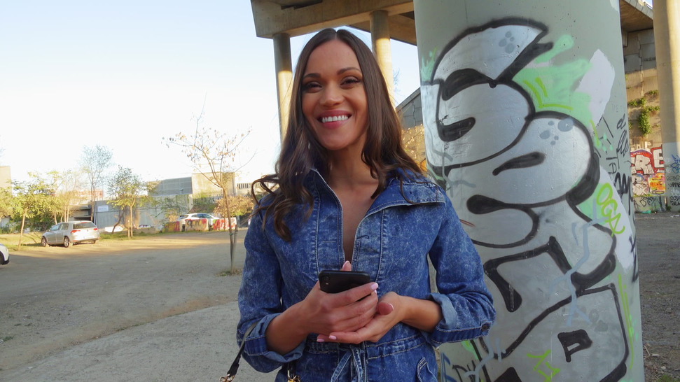 She Dropped Her Phone With Some Naked Pictures Of Herself On The Screen-00