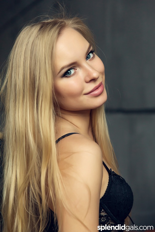 Vicky Hot Teen In Glam Set-16