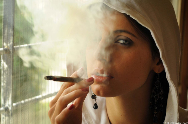 Muriel - Smoking-00